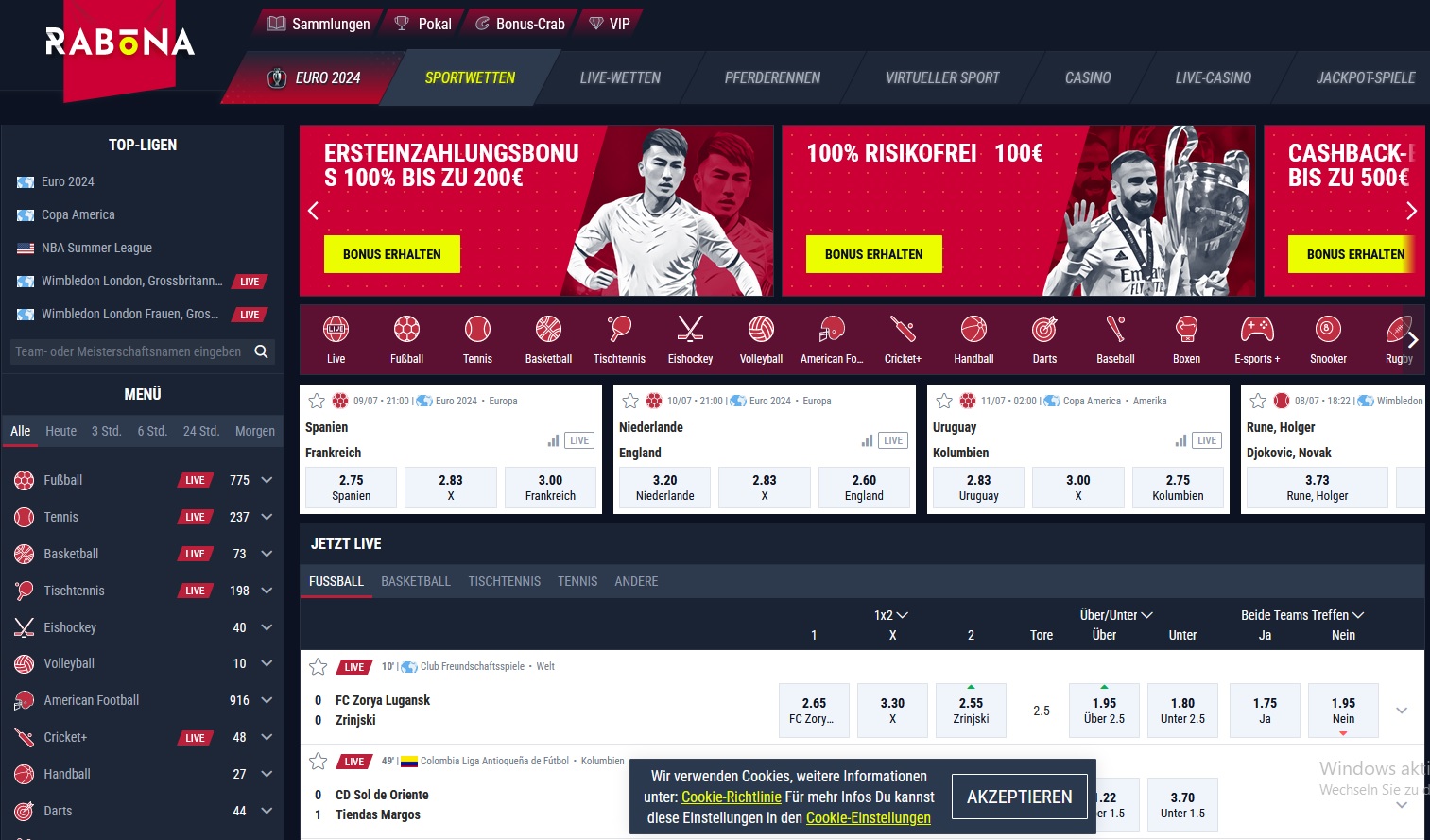 Screenshot der Benutzeroberfläche der Rabona Sport-Wettwebsite mit dunklem Design. In der Kopfzeile ist ein rotes Banner zu sehen, das für Neukundenbonus und andere Boni wirbt. Darunter gibt es verschiedene Wettoptionen und Quoten für Fußballspiele, darunter Teams aus Spanien, Italien und den Niederlanden. Ganz unten befindet sich eine Cookie-Benachrichtigung.